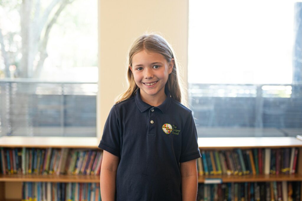 student girl in library 